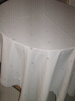 Gyönyörű fehér csipkés szélű madeira terítő