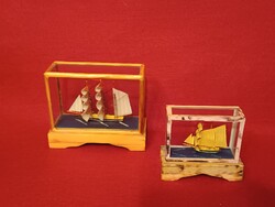 Vitorlás hajómodellek üvegezett fa dobozban 2 db egyben