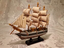 A vitorlás hajózás ,,szerelmesének" régi, vitorlás makett 17 cm x 17 cm