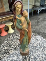 Fa faragott anya gyermekével