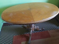 Oroszlán lábas ovális asztal