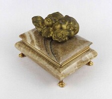 1Y729 Nagyméretű angyalkás fémlábas márvány onix bonbonier 15.5 x 11.7 cm