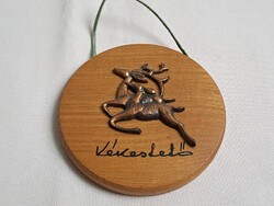 Kézzel fából készült Kékestető emlék réz szarvasokkal 7 cm