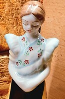 VITRINBŐL:HOllóházi menyecske 17cm