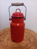 Retro Budafoki zománcozott tejeskanna – Piros, fa fogantyúval (23 cm)