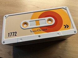 Egy palack Veuve Clicquot Rosé – „Retro, Chic!” Kazetta Design díszdobozban