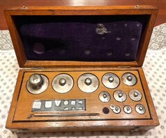 Régi hitelesített Precíziós Laboratóriumi Súlykészlet fa dobozában, antik patikai labor súlyok