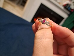 Feherarany bevonatos ezüst gyűrű rubin drágakővel oldalán fehér zafírokkal.