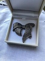 Ezüst markazitos masnis bross kitűző