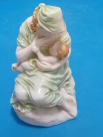 Herendi anyaság , szoptató nő