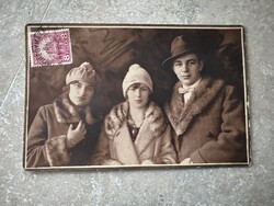 Ajánlott, bérmentesített fotóképes levelezőlap – három fiatal téli öltözetben, Nyíregyházáról