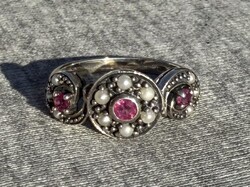 Margaréta női ezüst gyűrű rubinnal és gyöngyökkel