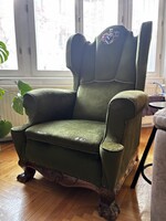 Antik fülesfotel faragott lábakkal,  Szeged címerrel