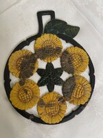 Tündéri falra akasztható edényalátét vas napraforgokkal.