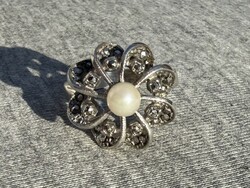 Női ezüst gyűrű markazitokkal és gyönggyel