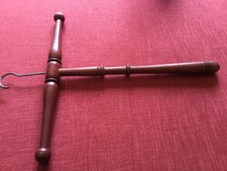 Antik,  politúrozott, hibátlan állapotú, kereszt alakú vállfa az 1920 - as évekből