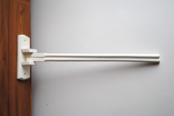 RETRO FEHÉR, FESTETT FA TÖRÖLKÖZŐTARTÓ