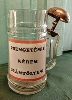 0,5 literes üveg korsó, "Csengetesre kérem utantolteni" mókás felirattal, réz csengővel. 16/9 cm