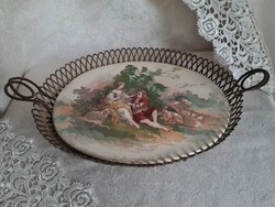 Bájos vintage festett porcelánbetétes rézkeretes tálca szerelmespár a ligetben kutyával báránnyal
