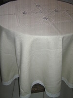 Gyönyörű csipkés szélű hímzett azsúros szőttes kerek kézimunka terítő