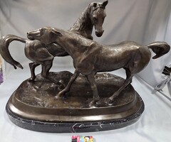 Nagyméretű bronz lovas szobor márvány talapzaton