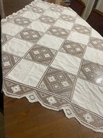 Csipkés hímzett asztal terítő