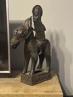 Nagyméretű antik afrikai Lovas harcos bronz szobor Benin