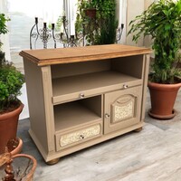 Romantikus hangulatú komod Toffee színben..  Madárkás mintával.