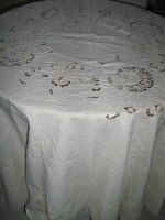 Gyönyörű ekrü madeira hímzett rózsás kerek terítő