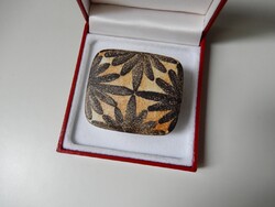 Kézműves kerámia bross réz szerelékkel