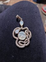 Kígyós ezüst medál kagyló berakással