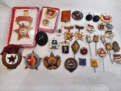 Szocialista jelvények, kitüntetések jobbakkal 1.- Ft-ról!!!