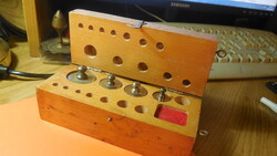 Hiteles patika mérleg súlyok  nikkelezett  , hiányos , saját fadobozában