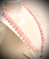 Egyenként csomózòtt, puderrózsaszín Kalcit ásvány nyakék