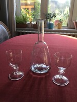 Vékonyfalú metszett, csiszolt borkínáló palack, 2 db csiszolt talpas pohárral