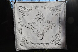 Régi antik riselt kézi hímzett madeira komódterítő terítő asztalközép vitrin terítő 64 x 58