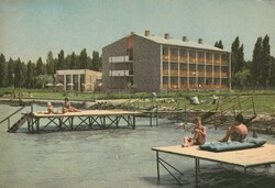 Ba - 1098  Modern Balatoni képek: BALATONSZÉPLAK (Fotó: MTI-Balassa VIII.-6/642)