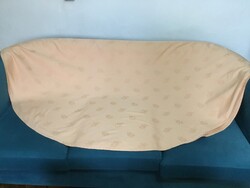 Damaszt abrosz,ovális, nagyméretű, barack színű, virágmintával