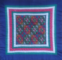 Etno stílusú, kézzel hímzett terítő – 40×40 cm