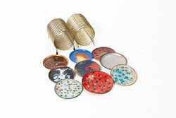 Kézzel zománcozott, art modern stílusú poháralátét garnitúra, spirál állványokkal