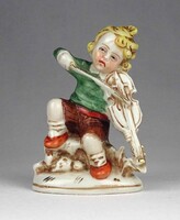 1Y681 Régi német porcelán figura - hegedülő kisfiú 8.7 cm
