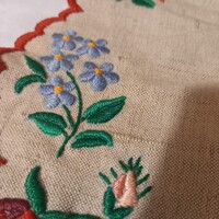 VASTAG lenvászonra hímzett csodaszép terítő