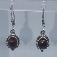 Ezüst fülbevaló kaboson gránát kövekkel