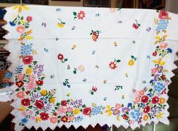 Antik hímzett terítő