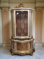 Antik bécsibarokk vitrin savmaratott üveggel, kárpitos betéttel