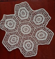 Közepes méretű horgolt csipketerítő 7 csillagból
