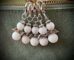 Tejkvarc Angyalkás függő delfinkapoccsal