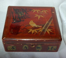 Antik jelzett japán lakkdoboz – Bambusz és kismadár motívummal (20x17 cm)