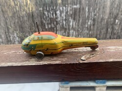 Lemezárugyári gyártmányú lendületes helikopter játék.
