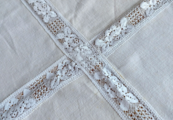 Nyersvászon terítő csipkével